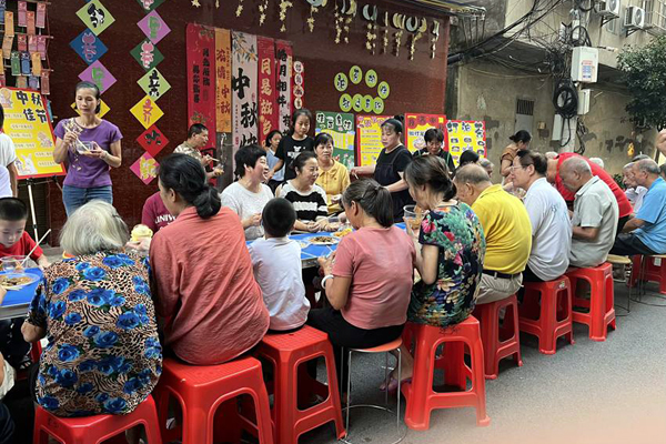 建都社区邀请各族居民参加“睦邻茶话会”。黄孝忠摄