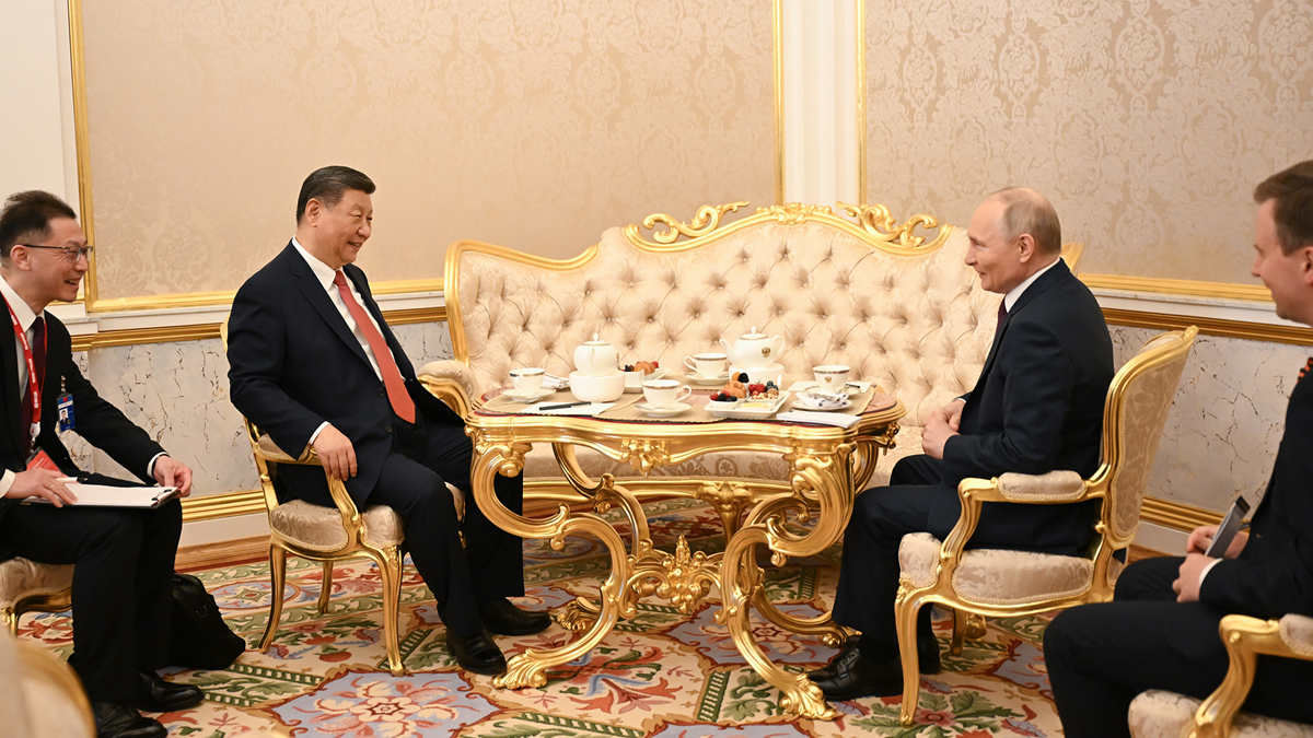 习近平同俄罗斯总统普京茶叙