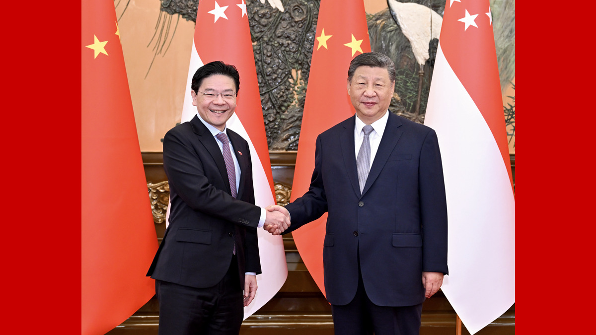 习近平会见新加坡总理黄循财