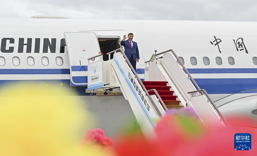 习近平率中央代表团抵达拉萨出席西藏自治区成立60周年庆祝活动