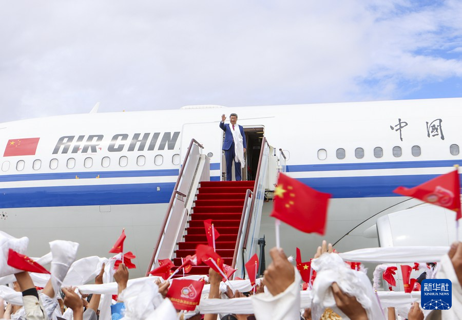习近平在出席西藏自治区成立60周年庆祝活动后返回北京