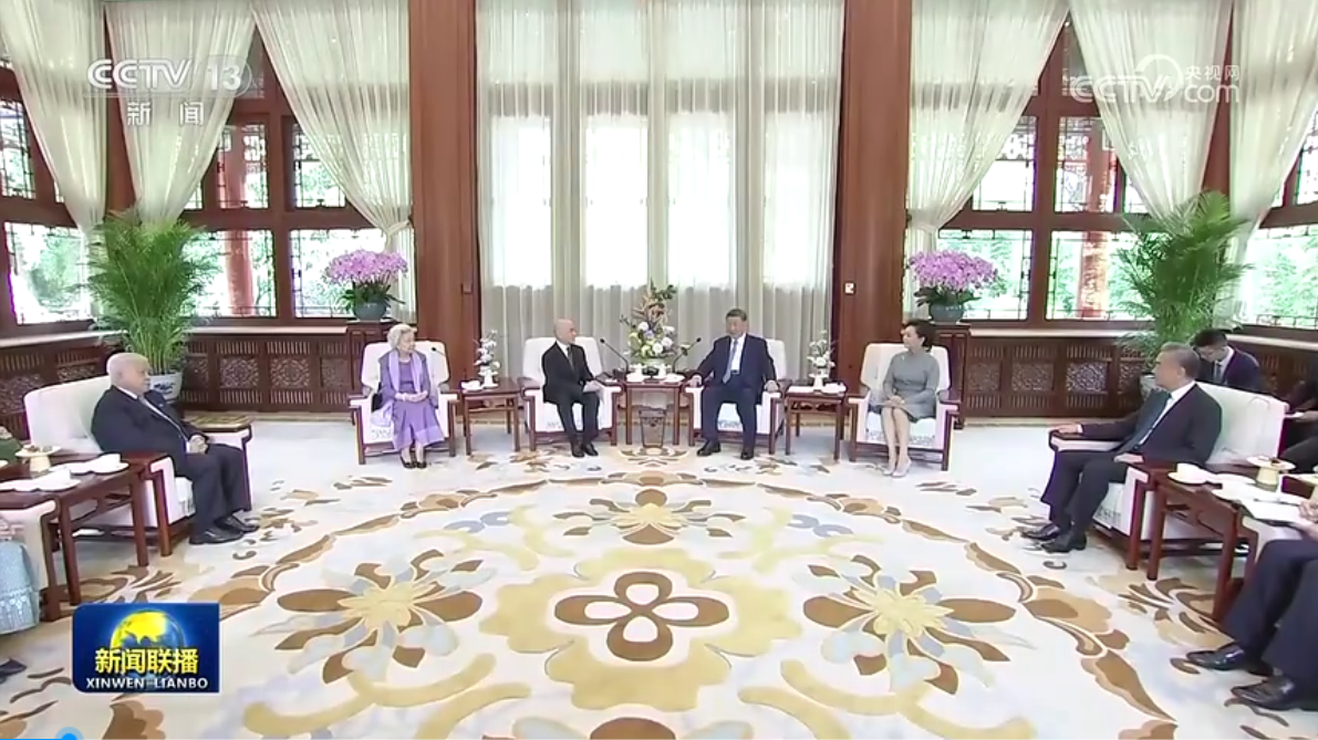 习近平夫妇会见柬埔寨国王和太后