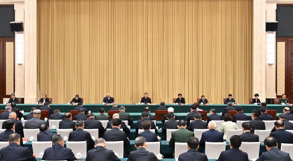 习近平在听取新疆维吾尔自治区党委和政府工作汇报时强调 完整准确全面贯彻新时代党的治疆方略 努力建设团结和谐、繁荣富裕、文明进步、安居乐业、生态良好的社会主义现代化新疆