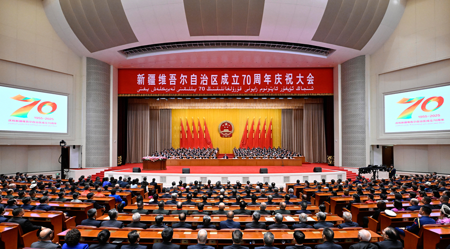 新疆维吾尔自治区成立70周年庆祝大会隆重举行 习近平出席大会
