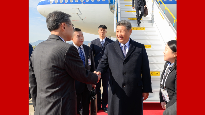 习近平抵达韩国出席亚太经合组织第三十二次领导人非正式会议并对韩国进行国事访问