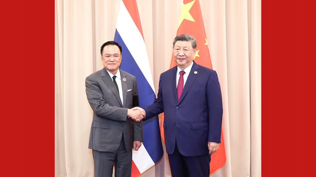 习近平会见泰国总理阿努廷