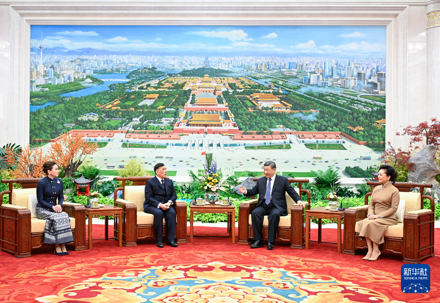 习近平会见泰国国王